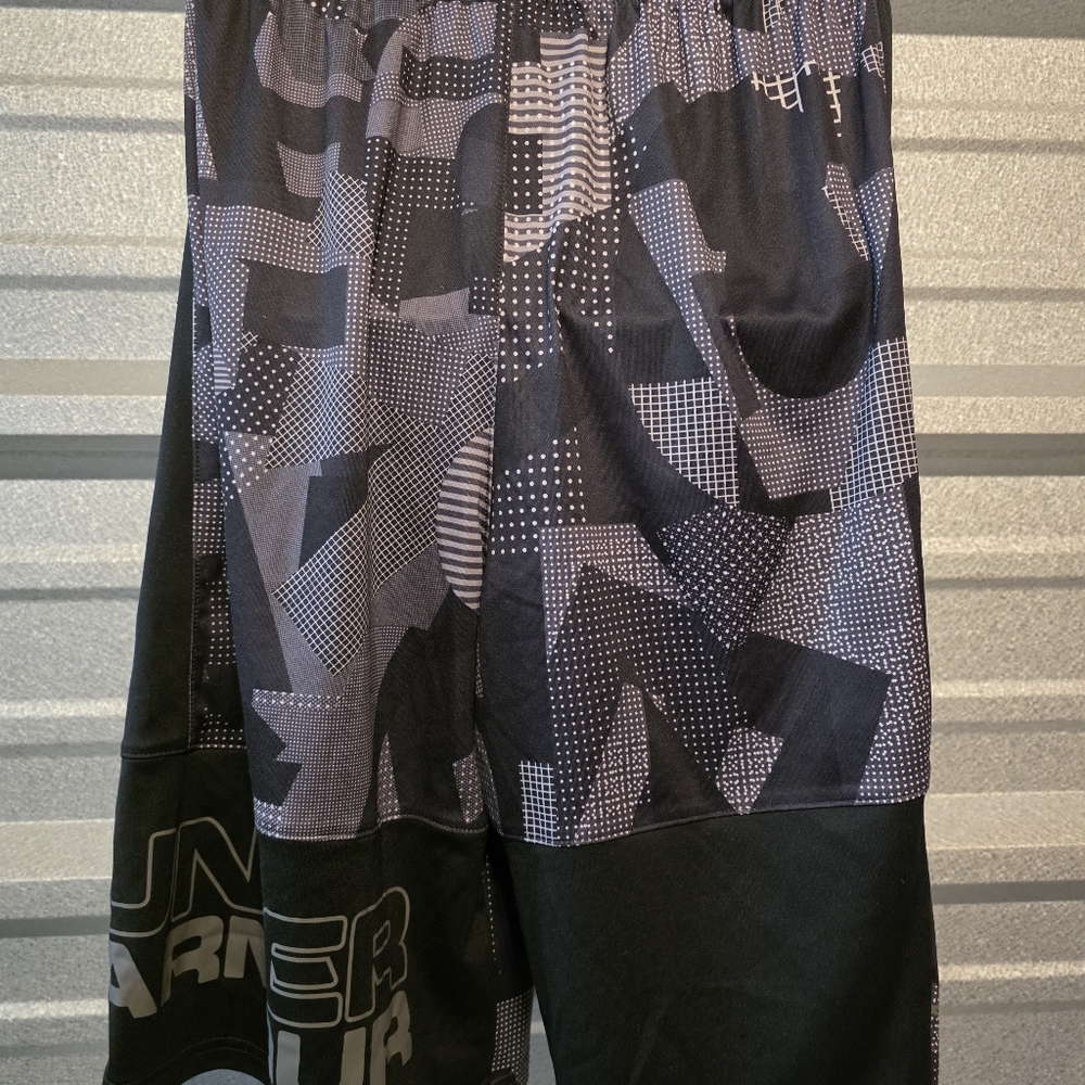 Under Armour Men's Abstract Black and Gray Athletic Shorts - Picture 3 of 4